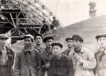 члены бригады плотников-бетонщиков, которой руководит Тан-фу-тай