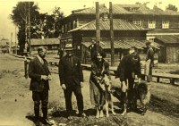 Иностранные специалисты в Березниках на строительстве БХК, 1932 г. Слева-направо – доктор Вайнофф, доктор С. Браун, миссис В. Бекстер,  К. Вили.
